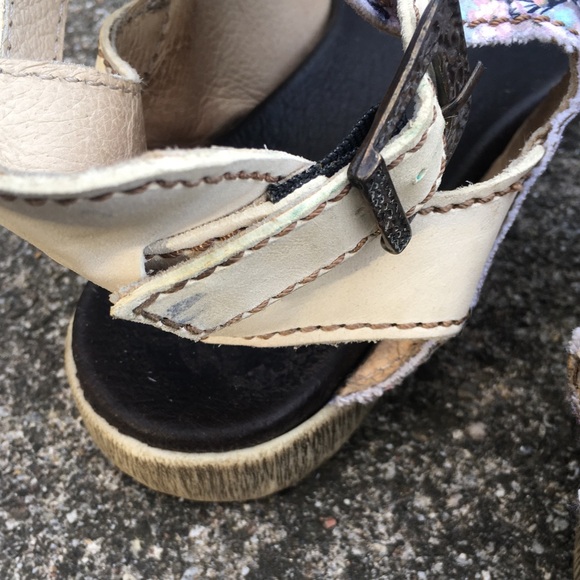 Rover's Floral Bird Print Leather Sandals - Picture 4 of 7